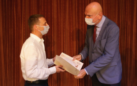 Na zdjęciu prezydent Michał Zaleski wręcza dyplom uczniowi