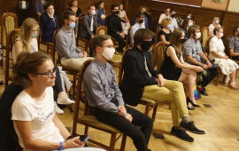 Na zdjęciu uczestnicy przysłuchują się w maskach