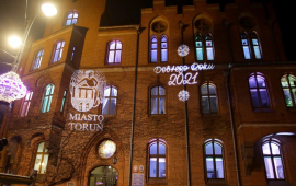 iluminacja na budynku Urzędu Miasta Torunia przy Wałach gen. Sikorskiego