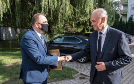 Na zdjęciu zastępca prezydenta Paweł Gulewski wita się z Andrzejem Chodkowskim