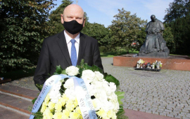 Na zdjęciu: prezydent Michał Zaleski składa kwiaty pod pomnikiem Jana Pawła II