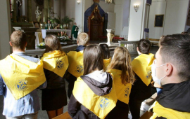 Na zdjęciu: stypendyści Fundacji Dzieło Nowego Tysiąclecia podczas mszy świętej