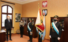 Poczet szandarowy, obok stoją prezydent Michał Zaleski i Kamila Andrzejewska, dyrektor Biura Kadr i Płac