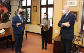 Prezydent Michał Zaleski rozmawia ze swoim zastępcą Pawłem Gulewskim i Kamilą Andrzejewską dyrektorem Biura Kadr i Płac