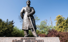 Na zdjęciu pomnik marszałka Józefa Piłsudskiego en face w Toruniu
