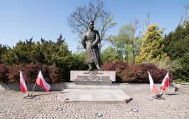 Na zdjęciu pomnik marszałka Józefa Piłsudskiego w Toruniu, obok flagi Polski