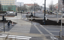 Przejście dla pieszych i droga rowerowa na placu Niepodległości