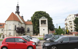 Na zdjęciu dzwonnica i kościół pw. Świętych Apostołów Piotra i Pawła na Podgórzu. Widać też samochody zaparkowane przed bramą