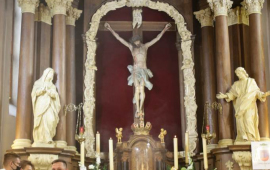 Na zdjęciu ołtarz z figurą ukrzyżowanego Jezusa w kościele pw. Świętych Piotra i Pawła na Podgórzu, msza sprawowana pod przewodnictwem ks. biskupa diecezji toruńskiej Wisława Śmigla