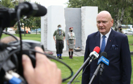 Prezydent Michał Zaleski udziela wypowiedzi dla mediów, w tle widać Pomnik Pamięci Ofiar Zbrodni Pomorskiej 1939