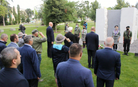 Delegacja składa kwiaty pod Pomnikiem  Pamięci Ofiar Zbrodni Pomorskiej 1939