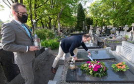 prezydent Gulewski i radny Klabun składają kwiaty na grobie
