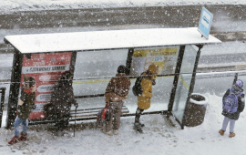 Ludzie na zaśnieżonym przystanku przy Wałach gen. Sikorskiego