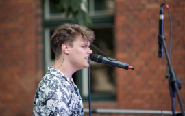 Na zdjęciu: wokalista zespołu przed mikrofonem