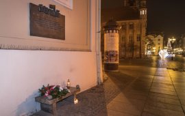 Na zdjęciu tablica upamiętniająca wydarzenia stanu wojennego w Toruniu na kościele akademickim