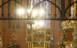 Widok na ołtarz w kościele pw. Wniebowzięcia Najświętszej marii panny i sześcio księży koncelebrujących mszę św.