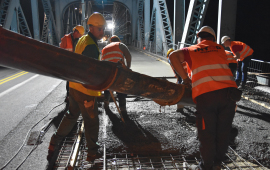 Na zdjęciu: pracownicy generalnego wykonawcy podczas nocnych prac na moście