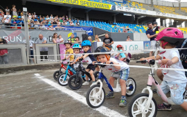 Startuje najmłodsza grupa dzieci na maleńkich rowerkach