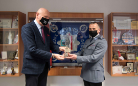Na zdjęciu prezydent Michał Zaleski wręcza Szklanego Anioła młodszemu inspektorowi Krzysztofowi Lewandowskiemu