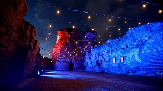 Na zdjęciu podświetlone ruiny Zamku Krzyżackiego
