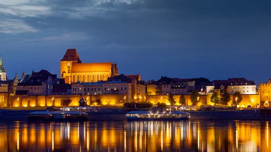 Wieczorna panorama Torunia od strony Wisły.