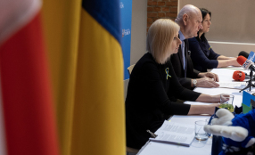 Na zdjęciu: na pierwszym planie flagi: niebiesko-żółta ukraińska i biało-czerwona polska, w tle uczestnicy konferencji