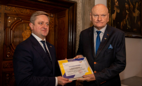 Ambasador Ukrainy wręcza prezydentowi Torunia dyplom z podziękowaniem za pomoc