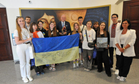Wspólne pamiątkowe zdjęcie prezydenta Torunia z ukraińską młodzieżą