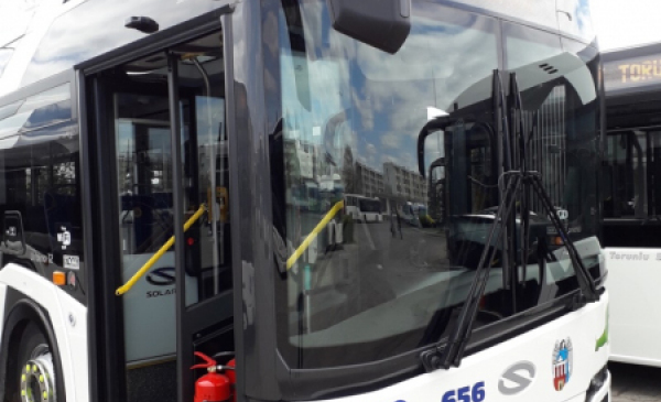 Na zdjęciu: nowy autobus miejski, biały