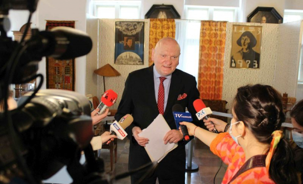 Na zdjęciu: prezydent miasta Torunia Michał Zaleski, w tle wystawa - odwzorowany pokój Mikołaja Kopernika