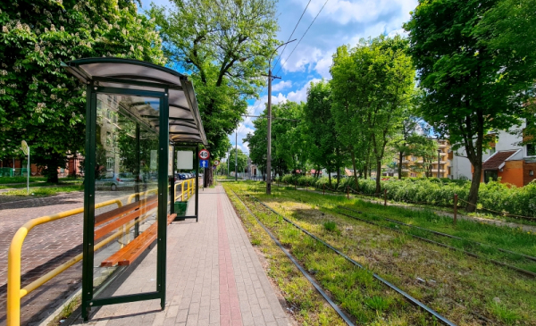 Na zdjęciu tory tramwajowe i przystanek przy ul. Bydgoskiej