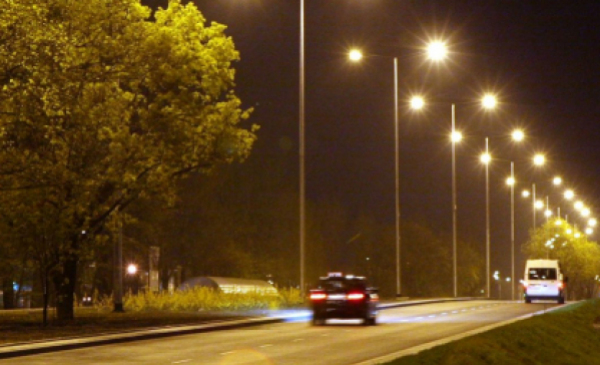 Na zdjęciu: włączone lampy uliczne przy drodze