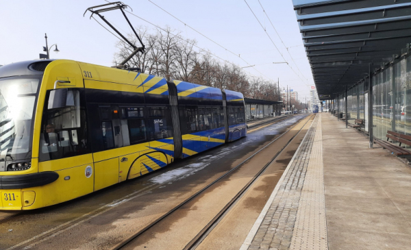 Na zdjęciu: tramwaj MZK stojący na przystanku