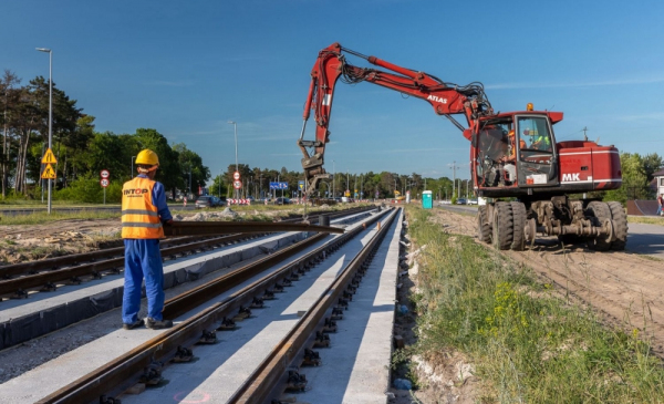 Robotnik i koparka na budowie linii tramwajowej na północ Torunia, fot. Waldemar Bujak 