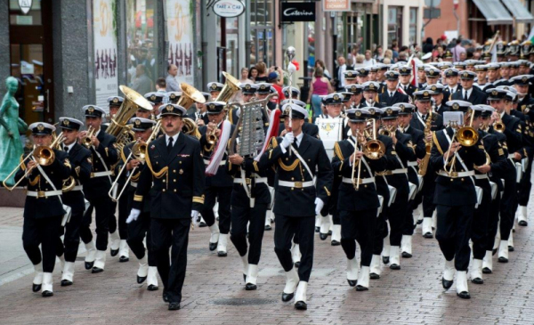Na zdjęciu żołnierze Akademii Marynarki Wojennej maszerują ulicami starówki