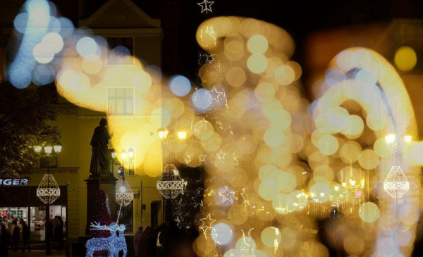 Zdjęcie przedstawia świąteczne dekoracje w Toruniu.