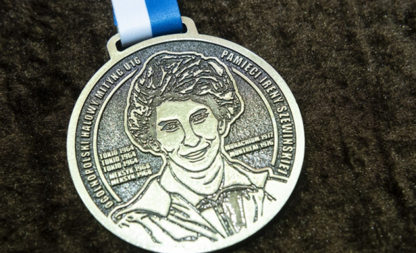 Na zdjęciu: srebrny medal mityngu lekkoatletycznego z podobizną Ireny Szewińskiej