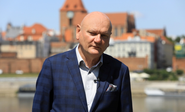 Na zdjęciu prezydent Torunia Michał Zaleski, w tle panorama toruńskiej starówki