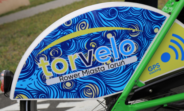Zbliżenie na nakładkę z logo roweru miejskiego Torvelo