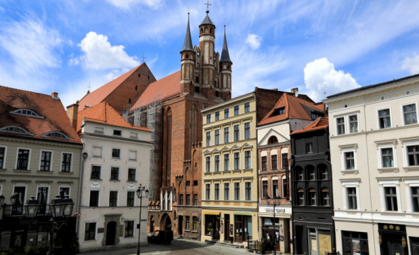 Kamienice na Rynku Staromiejskim, w tle wieża kościoła pw. Najświętszej Marii Panny
