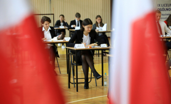 Na zdjęciu: maturzyści przy stolikach podczas egzaminu