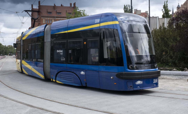 Na zdjęciu: tramwaj jadący po ulicach miasta
