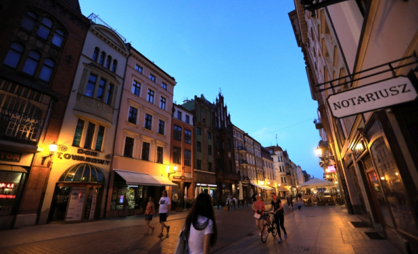 Na zdjęciu kamienice przy ul. Szerokiej w Toruniu wieczorem