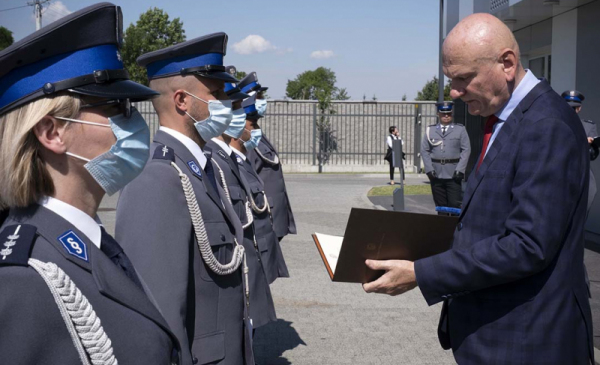Prezydent wręcza policjantom listy gratulacyjne