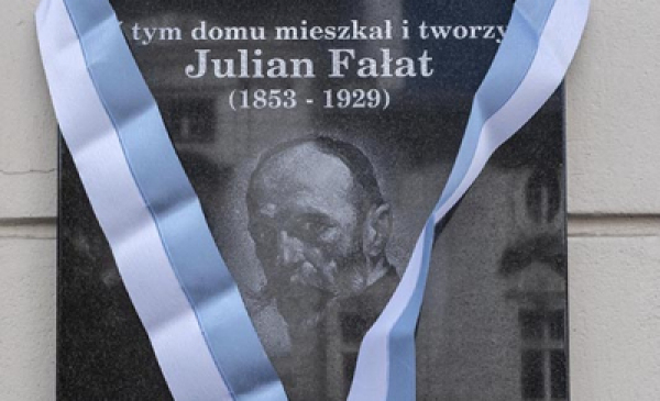 Na zdjęciu: tablica poświęcona Julianowi Fałatowi przy Fosie Staromiejskiej 28 z biało-niebieską wstęgą