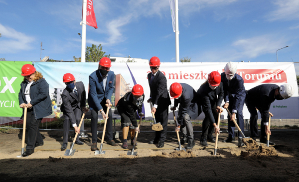 Na zdjęciu prezydent Michał Zaleski oraz przedstawiciele podmiotów zaangażowanych wkopują symboliczną łopatę pod budowę mieszkań w ramach rządowego programu Mieszkanie Plus