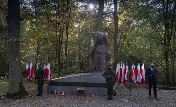 Miejsce pamięci pierwszych straceń na Barbarce, obok stoją biało-czerwone flagi, żołnierze pełnią wartę, przemawia prezydent Michał Zaleski