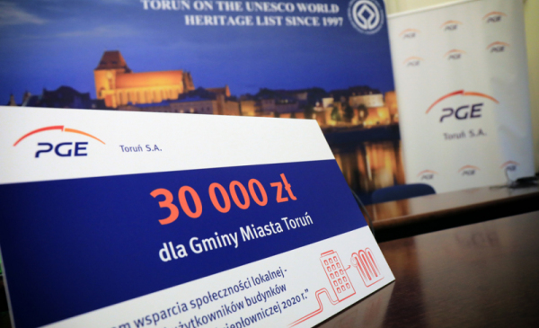 Na zdjęciu widać symboliczny czek na 30 tys. zł, które zostaną przekazane na inicjatywy lokalne 