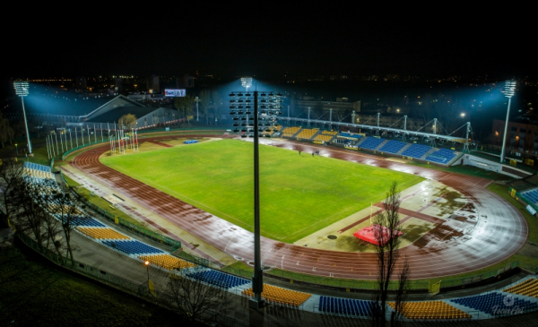 Na zdjęciu stadion miejski oświetlony jupiterami z lotu ptaka