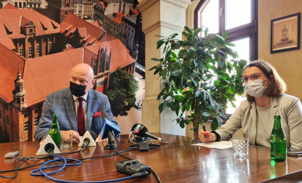 Na zdjęciu prezydent Michał Zaleski i Anna Kulbicka-Tondel rzecznik prasowy w maseczkach podczas konferencji prasowej